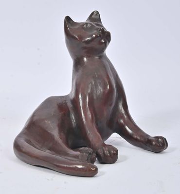 a statue of a cat that is sitting on the ground