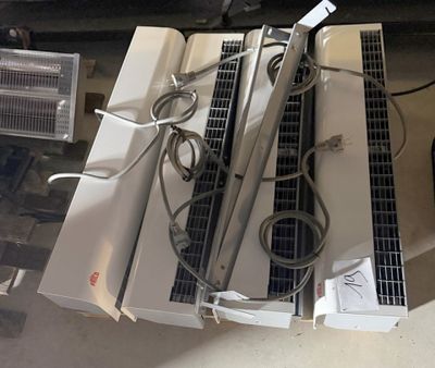 a lot of wires that are on top of a table