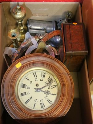 une boîte contenant une horloge, dans laquelle se trouvent de nombreux objets