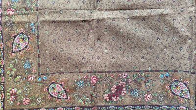 l'image d'un tapis orné d'un motif floral