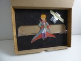 une boîte en carton sur laquelle figure l'image d'un homme tenant un marteau