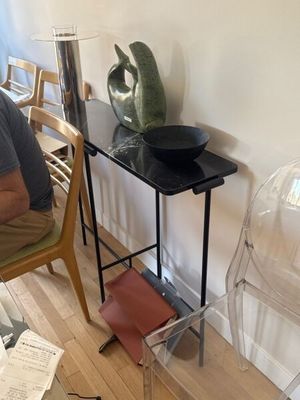 un homme assis sur une chaise dans une pièce