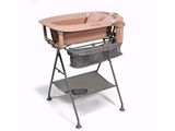 une table à langer sur laquelle se trouve un bébé