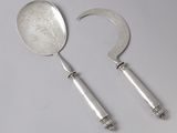 paire d'ustensiles de service en argent ornés de motifs floraux