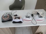 quatre types différents de sèche-pieds posés sur une table
