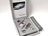 une photo d'une voiture argentée dans un coffret cadeau