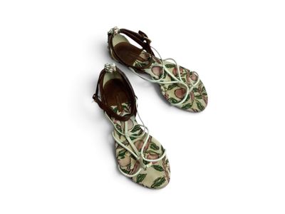 une paire de chaussures pour femme posée sur une surface blanche, sur fond blanc