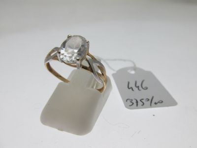une bague sertie d'une pierre blanche, avec une étiquette de prix