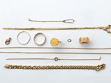 un assortiment de bijoux en or, notamment des bagues, des bracelets et des bagues