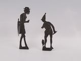 deux figurines d'un homme et d'une femme debout l'un à côté de l'autre