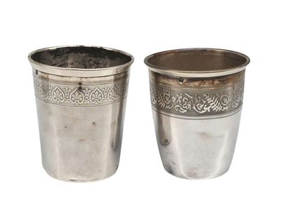 paire de tasses anciennes en métal argenté, ornées de motifs floraux sur les côtés
