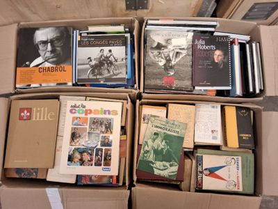 des boîtes de livres sont empilées sur le sol