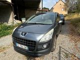 La voiture est garée devant un garage au bord de la route.