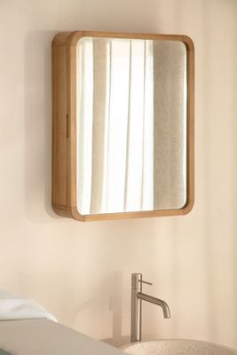 une salle de bains avec un lavabo et un miroir au mur