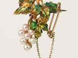 un gros plan sur un collier orné d'une grappe de perles