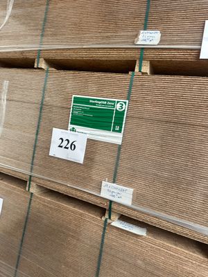 un grand nombre de boîtes empilées les unes sur les autres