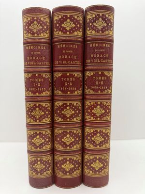 une pile de quatre livres rouges posés les uns sur les autres