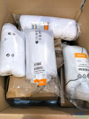 de nombreux rouleaux de papier toilette blanc dans une boîte en carton