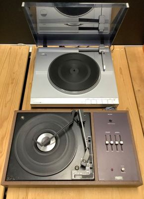 un tourne-disque posé sur une table en bois