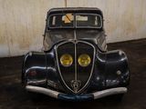 une vieille voiture garée dans un garage