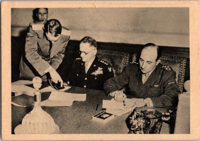 une photo en noir et blanc d'un groupe d'hommes assis à une table