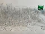 un grand nombre de verres à vin posés sur une table