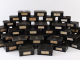 une pile de boîtes noires et dorées empilées les unes sur les autres