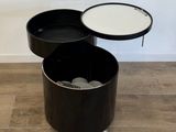 deux tables noires et blanches posées sur un parquet en bois massif