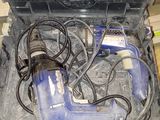 un outil rangé dans une mallette contenant de nombreux câbles