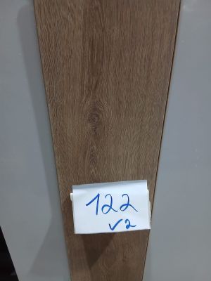 une photo d'un morceau de bois sur lequel est apposée une étiquette de prix