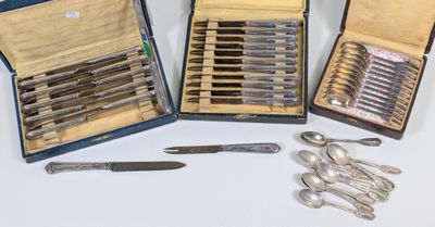 Plusieurs types d'argenterie sont rangés dans un coffret posé sur une table