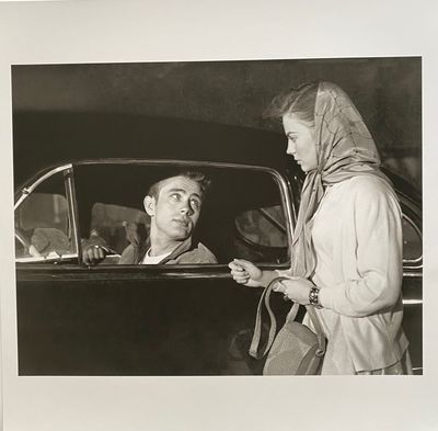 photographie en noir et blanc d'un homme et d'une femme dans une voiture