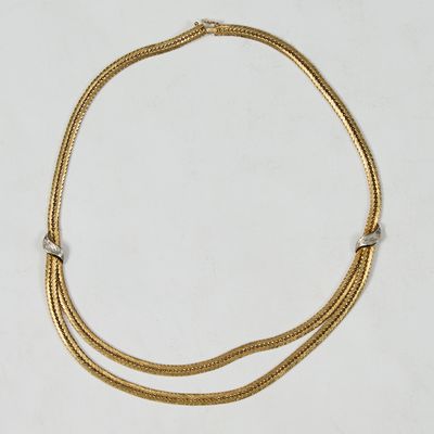 un collier en or à deux rangs avec un fermoir