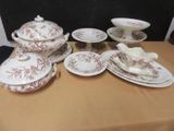 une table sur laquelle sont posés tout un tas d'assiettes et de bols