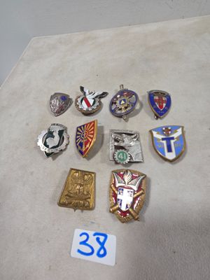 Réunion de 10 insignes militaires et divers….