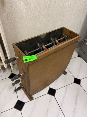 une caisse en bois contenant plusieurs bouteilles