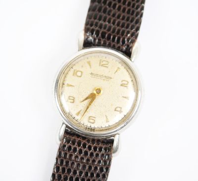 une image représentant une montre avec un bracelet en cuir marron sur un fond blanc