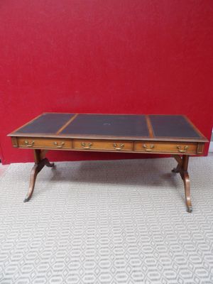 une image représentant une petite table en bois avec un plateau noir