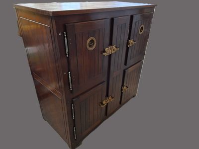 MEUBLE formant ancienne chambre froide en acajou et laiton o…