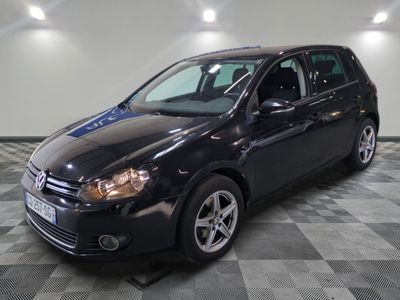 la photo d'une voiture noire garée dans un garage