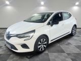 une voiture blanche garée dans un garage au sol en damier