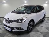 la voiture blanche est garée sur un carrelage à carreaux