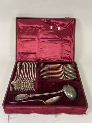 many spoons and spoon spoons in a red case