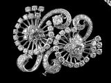 une photo d'une broche en diamants sur fond noir