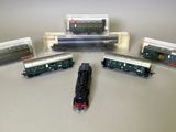 cinq trains miniatures posés les uns à côté des autres sur une table