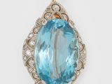 un pendentif composé d'une topaze bleue et de diamants