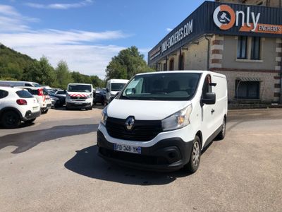 une camionnette blanche garée devant un bâtiment dans un parking