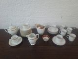 plusieurs tasses et soucoupes posées sur une table