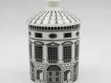pot en céramique noir et blanc orné d'une image en noir et blanc représentant un bâtiment