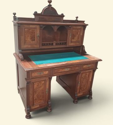 un vieux bureau en bois avec un plateau bleu et des tiroirs